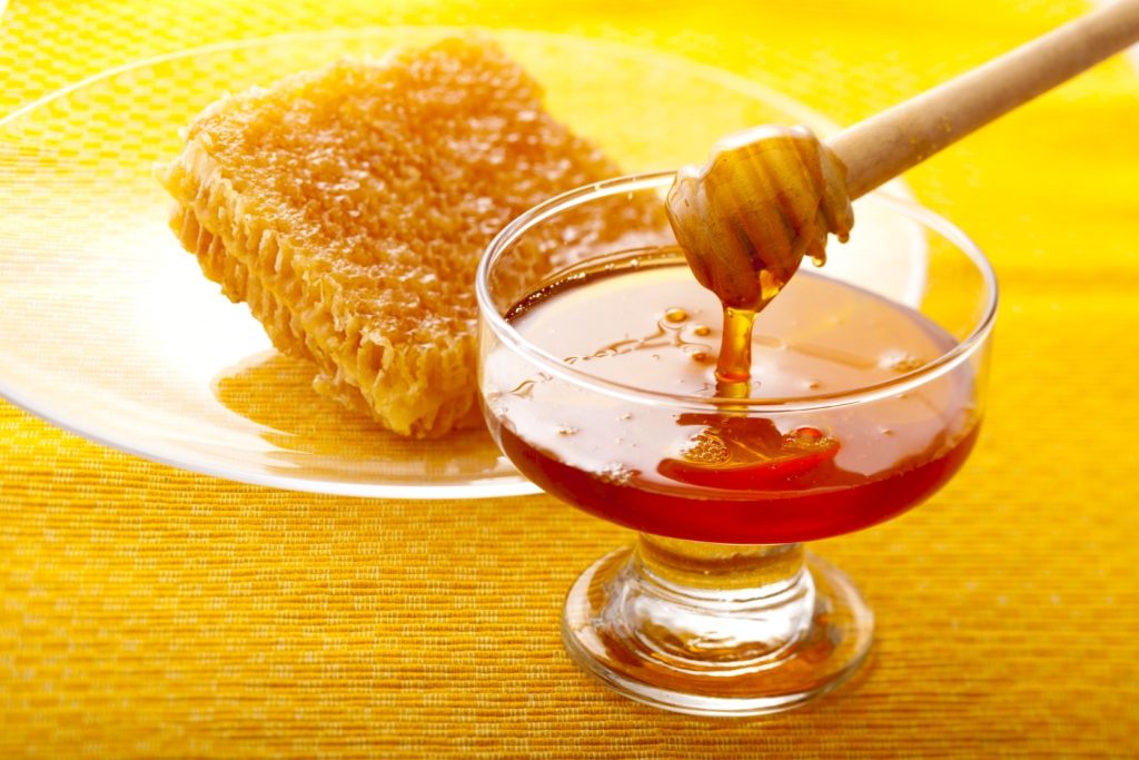 با استفاده از عسل موهای خود را تقویت کنید